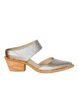 Zueco plateado de cuero con punta fina y tira ancha sobre el empeine. Taco bajo y ancho de madera.