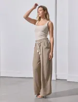 Pantalón palazzo color beige, marca Dictionary, con pretina ancha elastizada, pasadores y cinto de cordón.