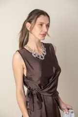 Vestido italiano marrón chocolate, de corte recto con lazo lateral.