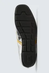 Zapatillas deportivas plateadas de cuero con efecto metalizado, cordones y suela plana. Diseño de punta redonda y colaboración especial Harry Lambert for Zara x Disney.