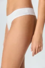 Culotte blanco de tiro bajo con breteles finos.