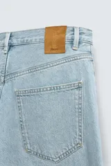 Jeans de mezclilla de algodón, color celeste claro lavado, de corte slim fit con tiro medio, cinco bolsillos y cierre frontal de cremallera y botón.