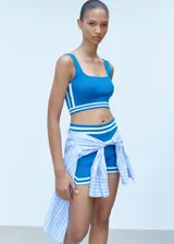 Top tejido de punto fino color azul eléctrico, con tirantes anchos, escote cuadrado y diseño de rayas horizontales blancas.