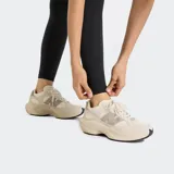 Calza deportiva negra de tiro alto con bolsillos laterales.