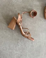 Sandalias negras con tiras finas y taco aguja de 9 cm.