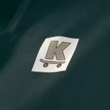 Canguro negro con capucha y bolsillo tipo canguro.