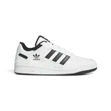 Championes Adidas Forum Low, color blanco con detalles en negro, con las tres tiras características de la marca en los laterales.