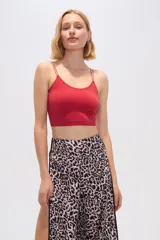 Top cropped negro de poliamida, al cuerpo y cuello redondo.