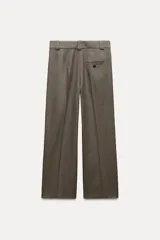 Pantalón de tiro medio con cintura con trabillas, bolsillos delanteros y traseros, detalle de banda lateral a contraste, pierna recta y cierre frontal con cremallera, botón y gancho metálico.