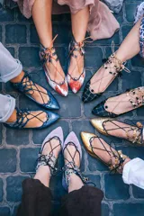 Botines con estampado de lenguas mallorquinas en color teja, con pieza de piel gris antracita en el tobillo y cordones de algodón con borlas de piel. Incluyen plantilla de piel y plantilla extra de lana intercambiable.