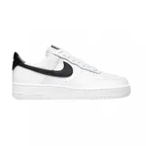 Zapatillas Nike Air Force 1 blancas con detalles en negro en el logo y el talón.