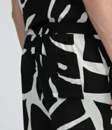 Bermuda de viscosa con estampado abstracto en blanco y negro, corte slim, cintura elástica con cordón ajustable y bolsillos laterales.