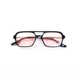Lentes de sol con marco negro, patillas plateadas y lentes celestes.