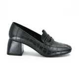 Mocasines negros con textura croco, capellada sintética, punta cuadrada y tacón bajo.