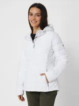 Campera puffer blanca con capucha, cierre frontal con cremallera, bolsillos laterales con cremallera y logo de la marca en la manga izquierda.