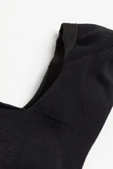 Pack de cinco pares de soquetes deportivos invisibles negros, de tejido funcional DryMove™ que absorbe el sudor. Con secciones de ventilación en malla sobre el empeine y reborde de silicona en el talón para evitar que se deslicen.