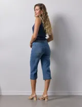 Pantalón capri de jean azul, marca Djeans. Con tres bolsillos delanteros y dos traseros.