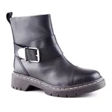 Bota corta negra de cuero con hebilla decorativa y suela track.