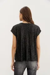 Remera azul marino con lentejuelas verticales, cuello redondo y mangas cortas.