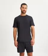 Conjunto de pijama corto para hombre, confeccionado en tejido de media malla con efecto jaspeado. Incluye una remera de mangas cortas con cuello redondo y una bermuda con cintura elástica.