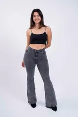 Pantalón de jean acampanado gris con efecto lavado, tiro alto y cinco bolsillos.