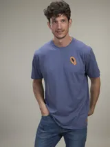 Remera de manga corta celeste con cuello redondo y estampado de una papaya en el pecho. Confeccionada en algodón suave y confortable.