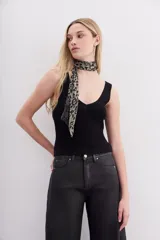 Musculosa negra ajustada al cuerpo, con escote pronunciado y tejido de punto compacto.