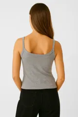 Musculosa gris melange de breteles finos y corte ajustado.