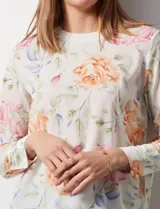 Blusa de gasa estampada con flores, marca Sioni. Manga larga con terminación de puño y botón.