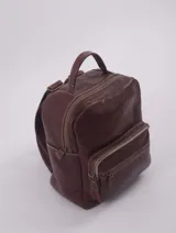 Mochila de cuero color marrón con asa superior y correas ajustables. Tiene un bolsillo con cierre en el compartimento principal, un bolsillo sin cierre para el celular y un porta llaves. En el exterior cuenta con dos bolsillos delanteros con cierre y un bolsillo trasero con cierre.