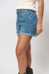 Short de jean celeste con tiro alto y dobladillo en el ruedo.