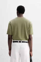 Camiseta verde militar de corte recto, cuello redondo y manga corta.
