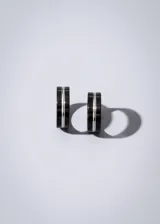 Anillo negro de acero quirúrgico hipoalergénico con línea plateada en el centro.