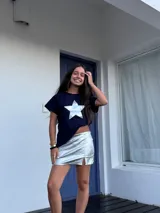 Minifalda dorada de cuero sintético, corte medio/bajo, con cortes en el delantero y pequeño tajo a un lado.