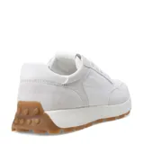 Zapatillas deportivas negras con detalles en gamuza y suela marrón.