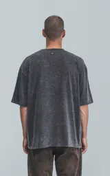 Remera de algodón premium, color negro con efecto nevado (acid wash), corte oversize y cuello redondo. Presenta un estampado frontal con la cara de Mickey Mouse, dos tigres y texto en inglés y chino que incluye "MICKEY", "WONDER-FUL" y "SPIRIT OF TIGER".