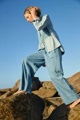 Pantalón ancho de jean celeste con cintura elástica.