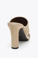 Sandalias mule color beige de gamuza sintética, con doble tira ancha en la parte delantera y tacón alto ancho.
