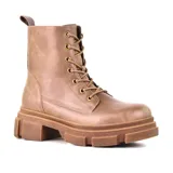 Bota de cuero color tostado, con cordones y suela track.