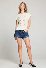 Remera color crema con estampado de playa con sombrillas, reposeras y un velero.