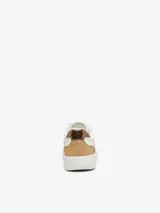 Zapatillas urbanas de piel sintética color blanco, con detalles en marrón y bronce. Cierre de cordones y suela blanca.