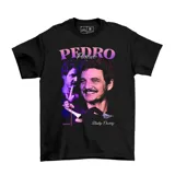 Remera negra con estampado de Pedro Pascal en diferentes poses y tipografía estilo bootleg.