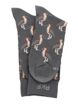Calcetines grises con diseño de aves color naranja y gris.