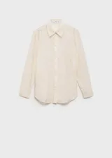 Camisa blanca con bordado de flores y detalles calados, de corte recto y manga larga con puños abotonados. Confeccionada en lyocell y poliéster.