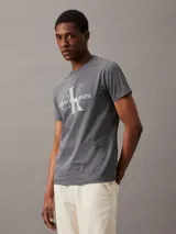 Remera gris de corte slim fit con cuello redondo y manga corta. Estampado frontal con el monograma de Calvin Klein Jeans en blanco y celeste.