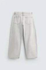 Pantalón de jean negro de corte amplio, estilo balloon fit, con cinco bolsillos y cierre frontal con botones.