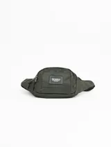 Riñonera verde con correa ajustable con hebilla.