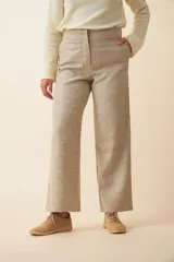 Pantalón de vestir marrón con textura tweed, de tiro alto y pierna recta.