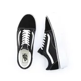 Zapatillas Vans Old Skool Stackform negras con la línea lateral blanca y suela de plataforma blanca.
