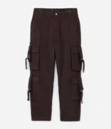 Pantalón cargo recto color negro, de sarga de algodón, con bolsillos laterales con hebillas y trabillas en la cintura.